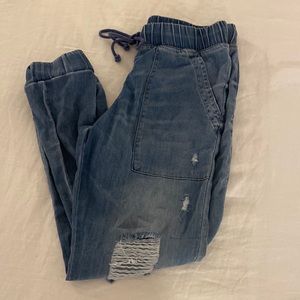 Cloth & Stone Chambray distressed joggers